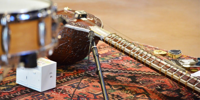 Concerto di musica classica indiana con sitar e cajon